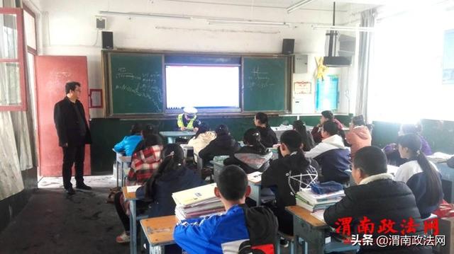 澄城：交警叔叔进校园 学生课堂话安全（图）