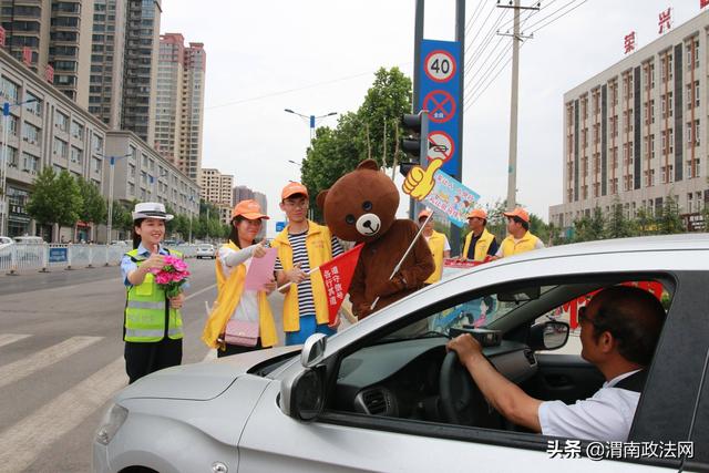 渭南澄城首批“高考”考生走上文明交通劝导志愿服务岗