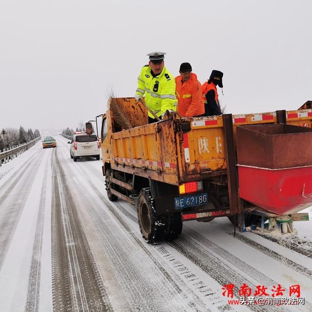 渭南市澄城县：路警联动抗击冰雪（图）