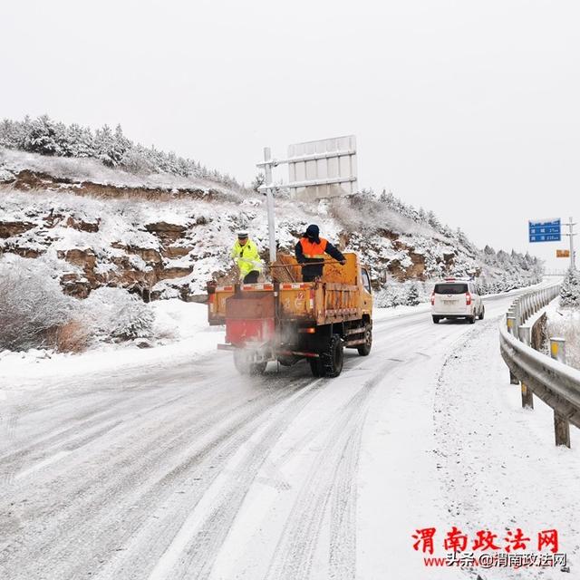 渭南市澄城县：路警联动抗击冰雪（图）