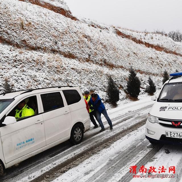 渭南市澄城县：路警联动抗击冰雪（图）