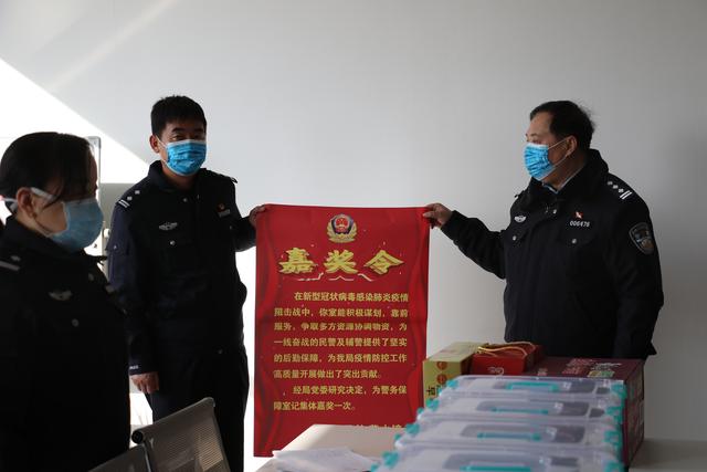 澄城公安：战时送奖到阵地 振奋士气抗疫情