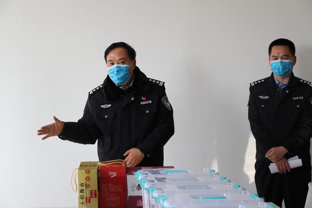 澄城公安：战时送奖到阵地 振奋士气抗疫情