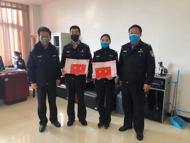 澄城公安：战时送奖到阵地 振奋士气抗疫情