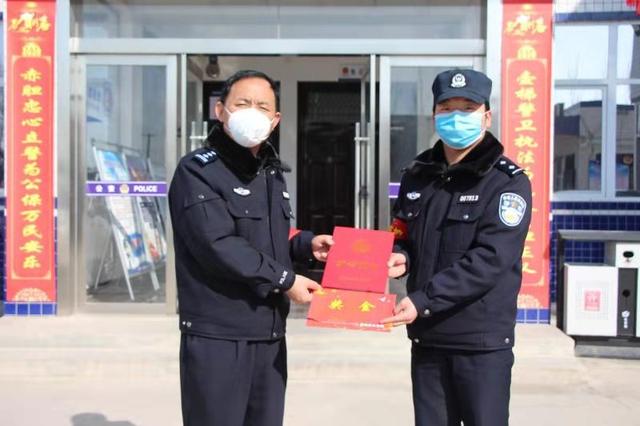 澄城公安：战时送奖到阵地 振奋士气抗疫情