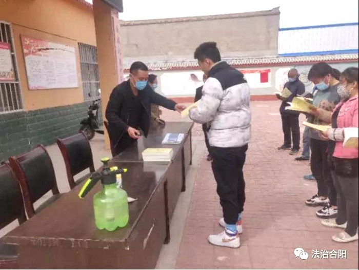 3月16日，甘井司法所工作人员到甘井镇各村（社区）开展了防控新型冠状病毒感染肺炎疫情法治宣传活动。
