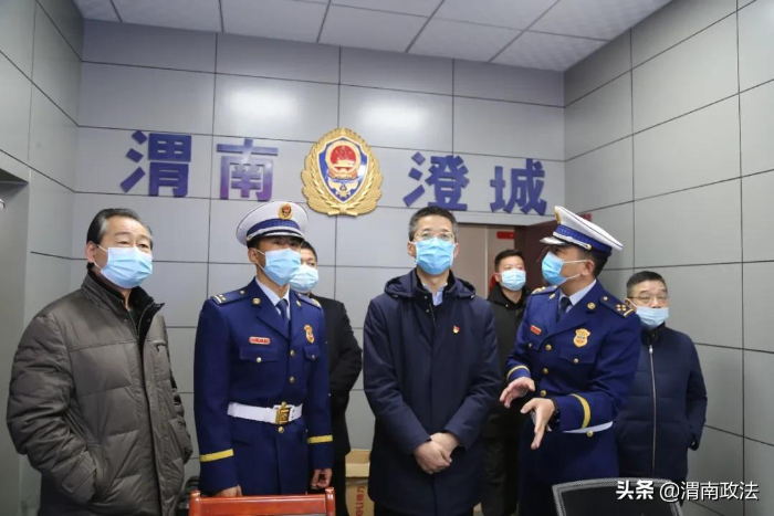 雷成涛、武建民春节前慰问县消防救援大队（图）